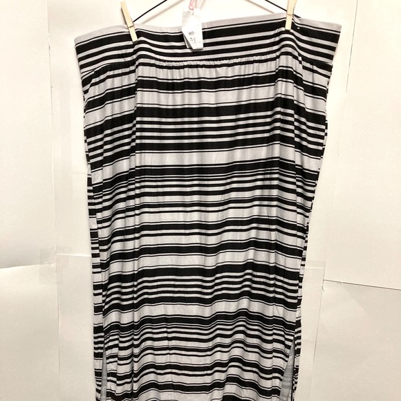 Soft black and white striped maxi skirt - Picture 2 of 3